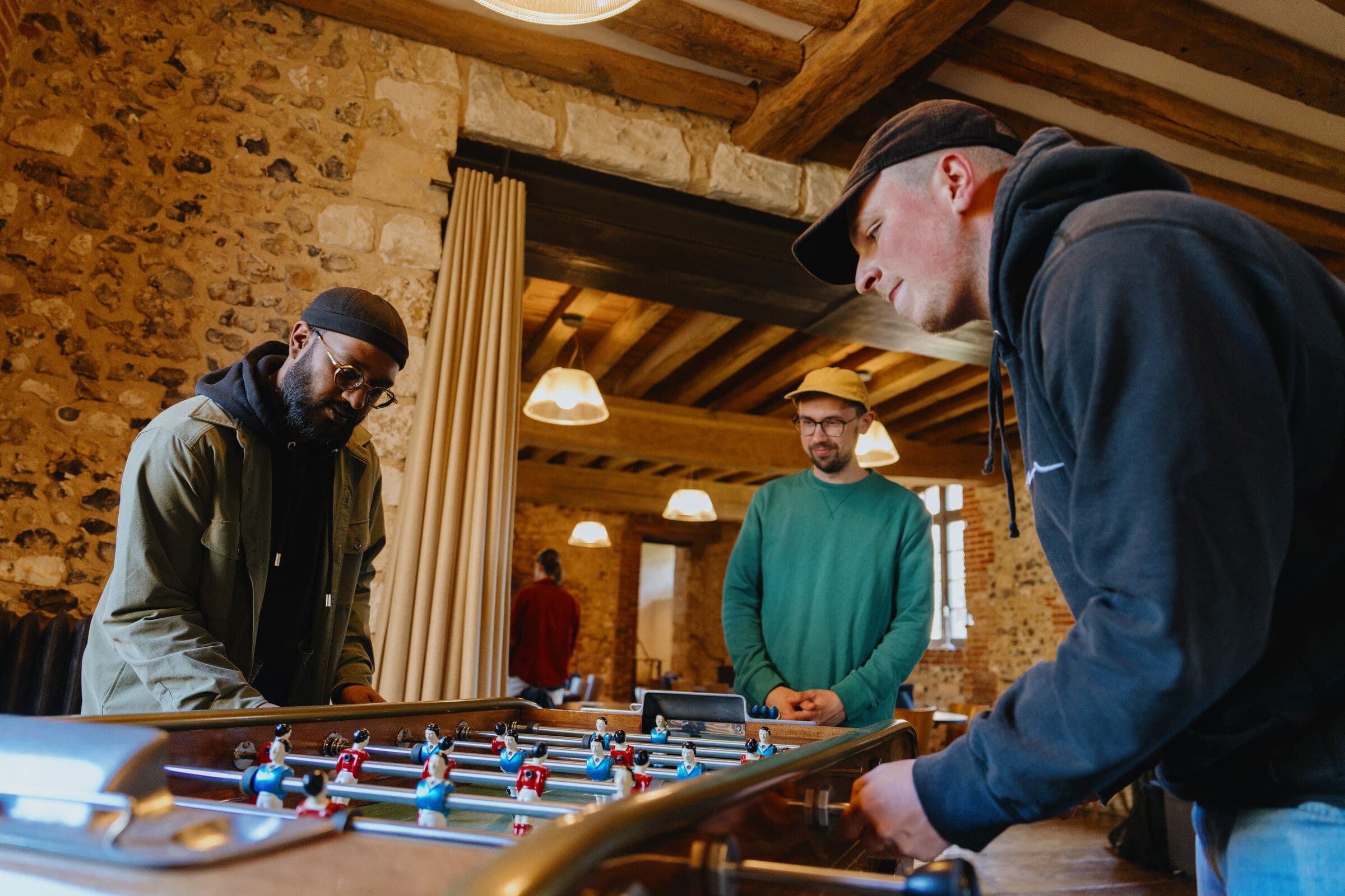 Trois Shodoers autour d’un babyfoot lors d’un séminaire Shodo